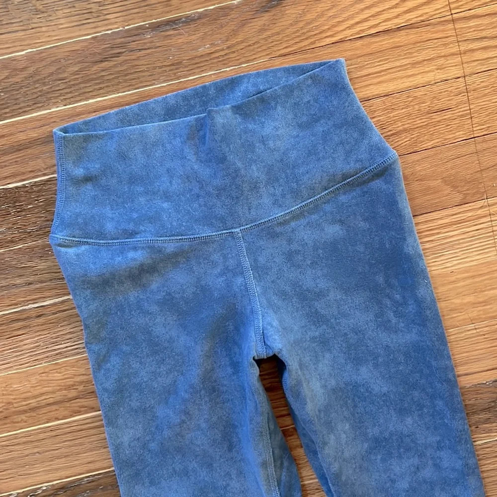 ALO Yoga Airbrush Acid Wash Legging - Picture 4 of 7